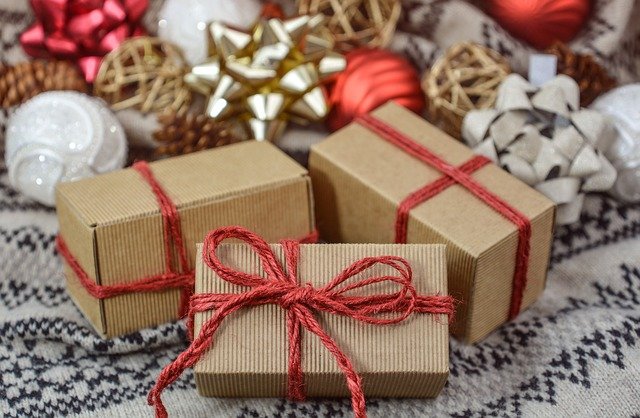Acquistare decorazioni e regali natalizi online, a chi possiamo affidarci?