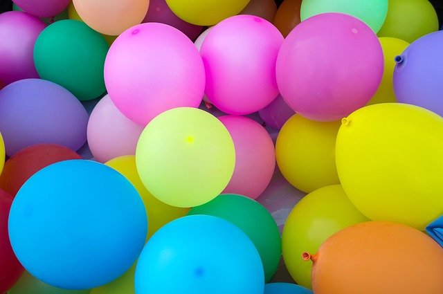 Giochi con i palloncini in casa e all’aperto: quali sono?