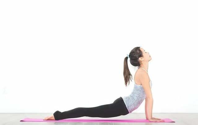 Yoga contro il mal di schiena: quali sono le posizioni migliori? Come farle?
