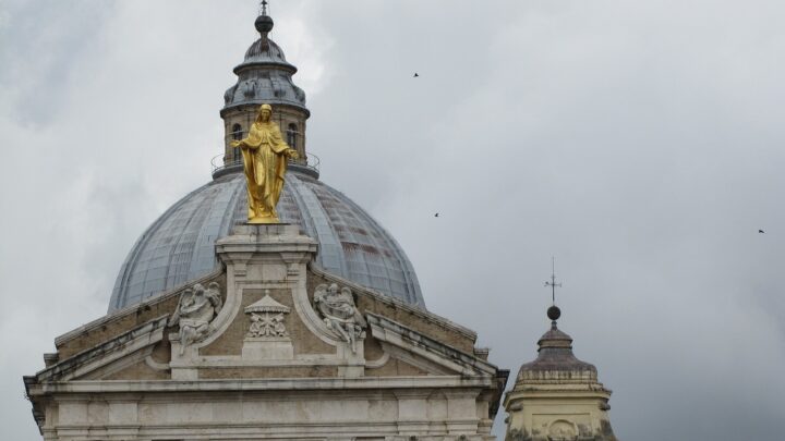 Basilica di Assisi che ospita la Porziuncola: dove si trova e quando visitarla?