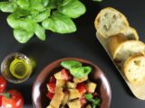 La vivanda di pane con olio pomodoro e basilico: panzanella, la semplicità della cucina contadina
