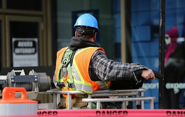 Lavori in quota senza ponteggi: come sta cambiando la manutenzione degli edifici