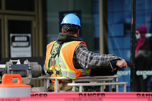 Lavori in quota senza ponteggi: come sta cambiando la manutenzione degli edifici